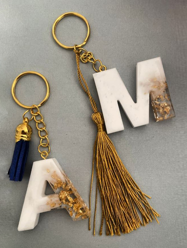 2 Llaveros Blanco y Dorado