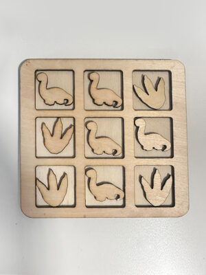 Tres en raya dinosaurio color madera