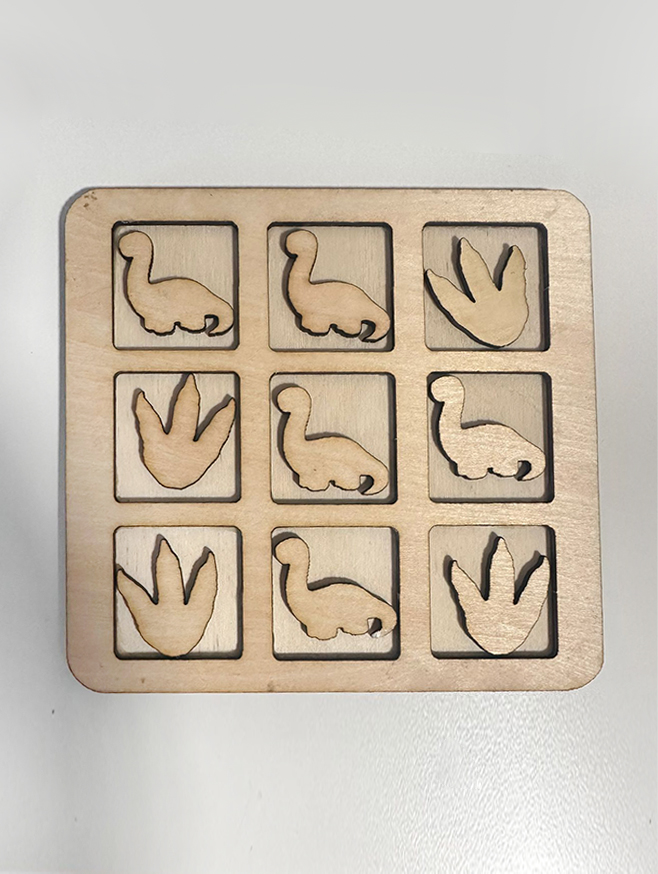 Tres en raya dinosaurio color madera